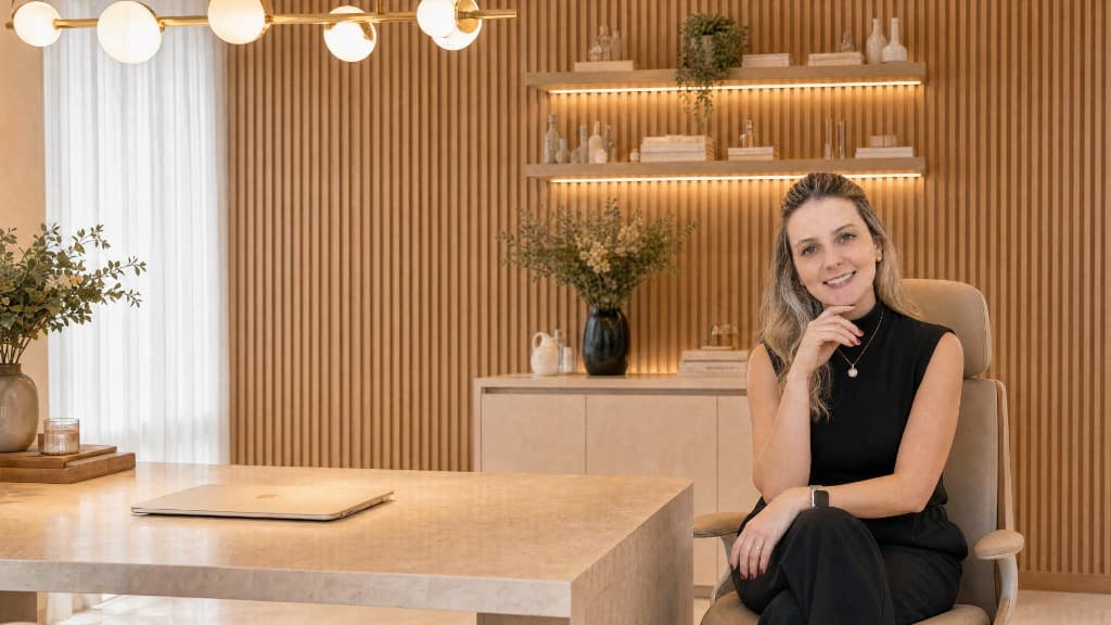 Bruna Calegari, nutricionista clínica, no consultório
