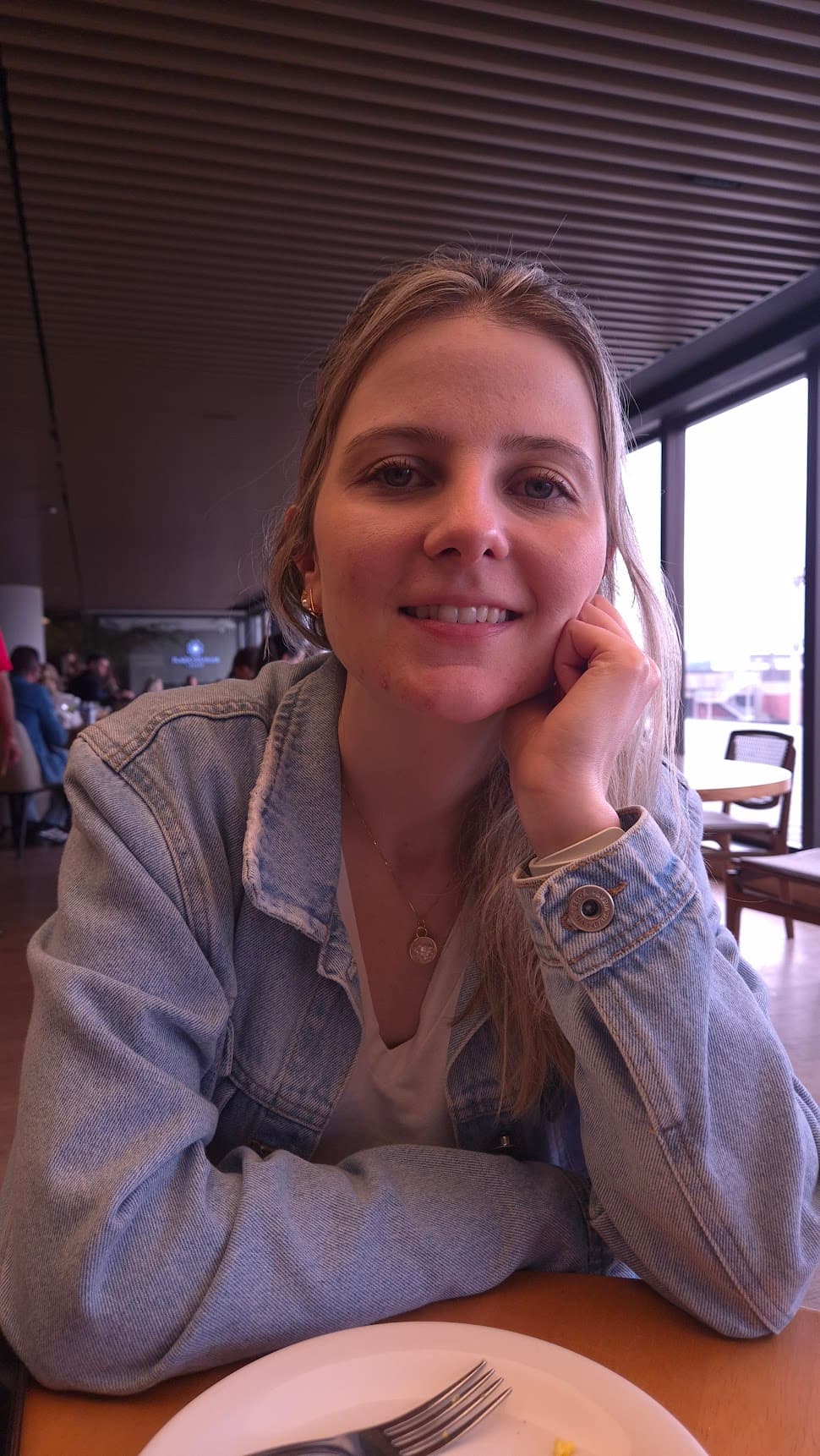 Bruna Calegari, nutricionista clínica, em sua mesa de trabalho